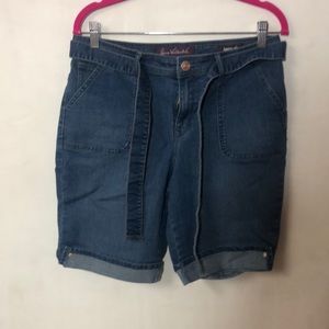 Gloria Vanderbilt Bermuda shorts with self belt
